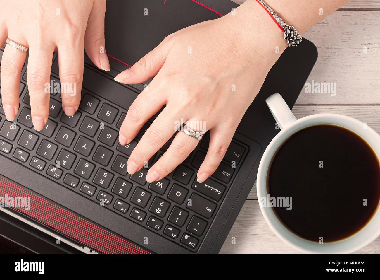 Le donne che lavorano con il suo computer portatile in ambiente accogliente Foto Stock