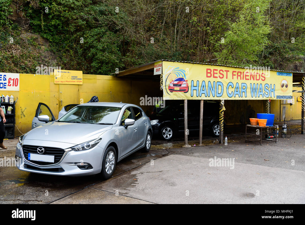 Cwmcarn, Wales, Regno Unito - 30 Aprile 2018: Migliori amici autolavaggio manuale Depo pulizia di auto Foto Stock
