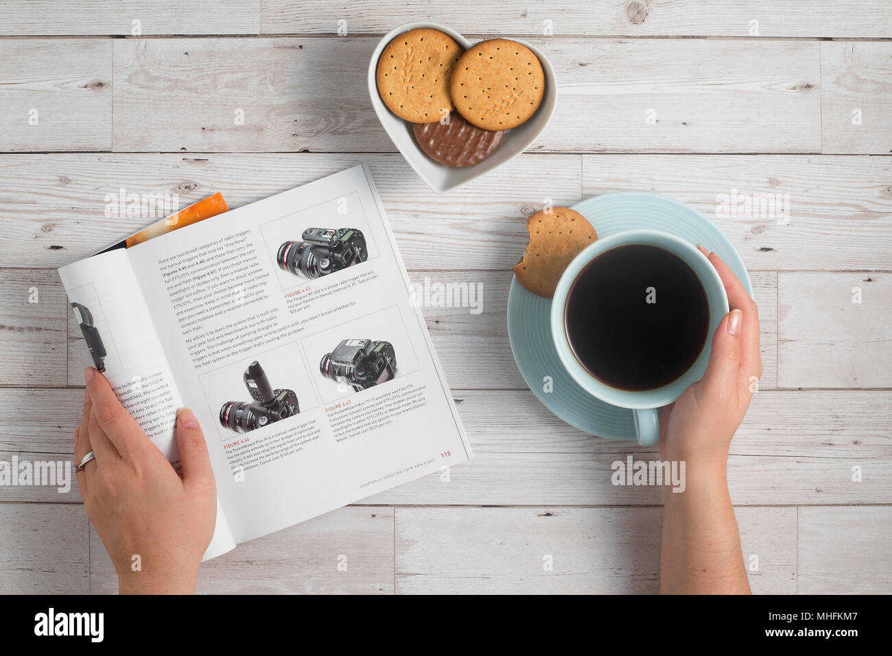 La mattina presto godendo il caffè e la lettura sulla fotografia Foto Stock