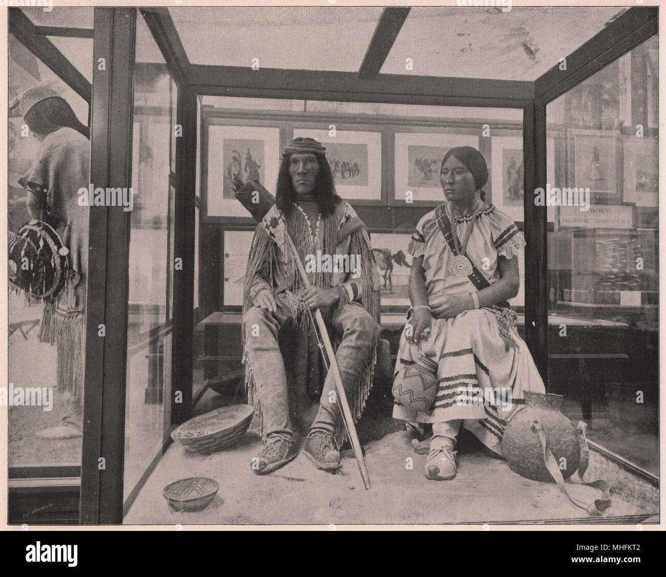 Capo indiano e Squaw - queste figure sono pittoresche tipi di valiant Nazione Sioux, il ramo più importante del grande in… Foto Stock