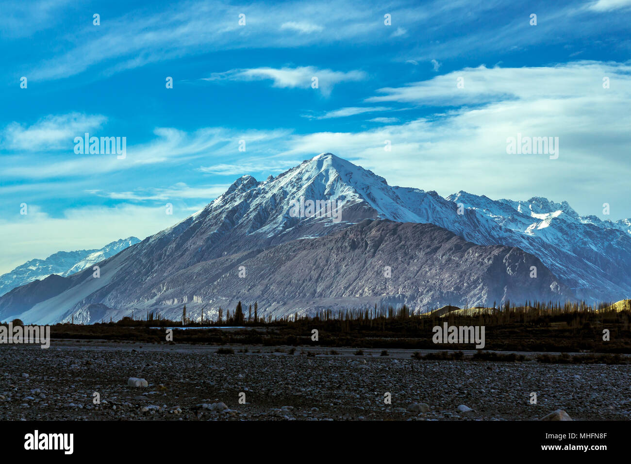 Ladakh, India - Vista panoramica sulla vetta dell'Himalaya. Montagne di neve in Ladakh con il paesaggio di nuvolosità stupefacente è solo ipnotizzante. Paesaggio in Ladakh. - immagine Foto Stock