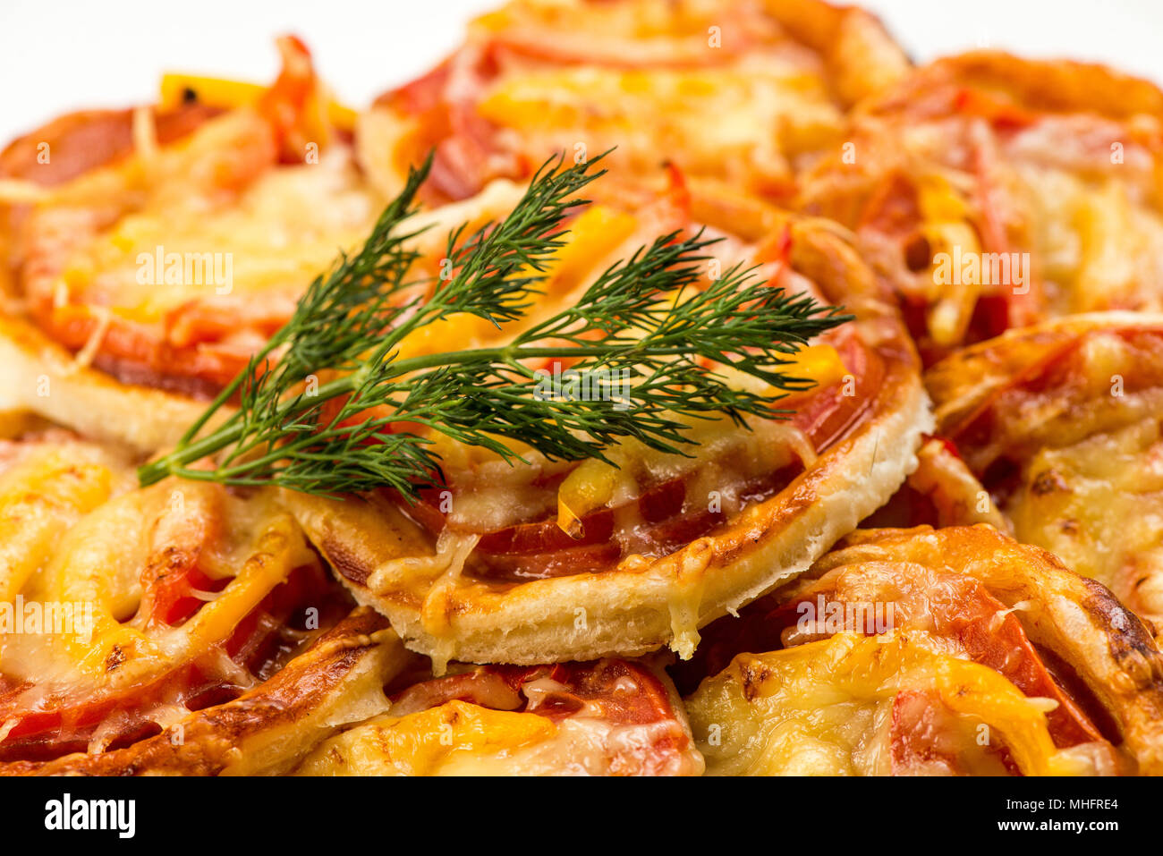 Mix di mini pizza su una pietra provare , su sfondo bianco Foto Stock