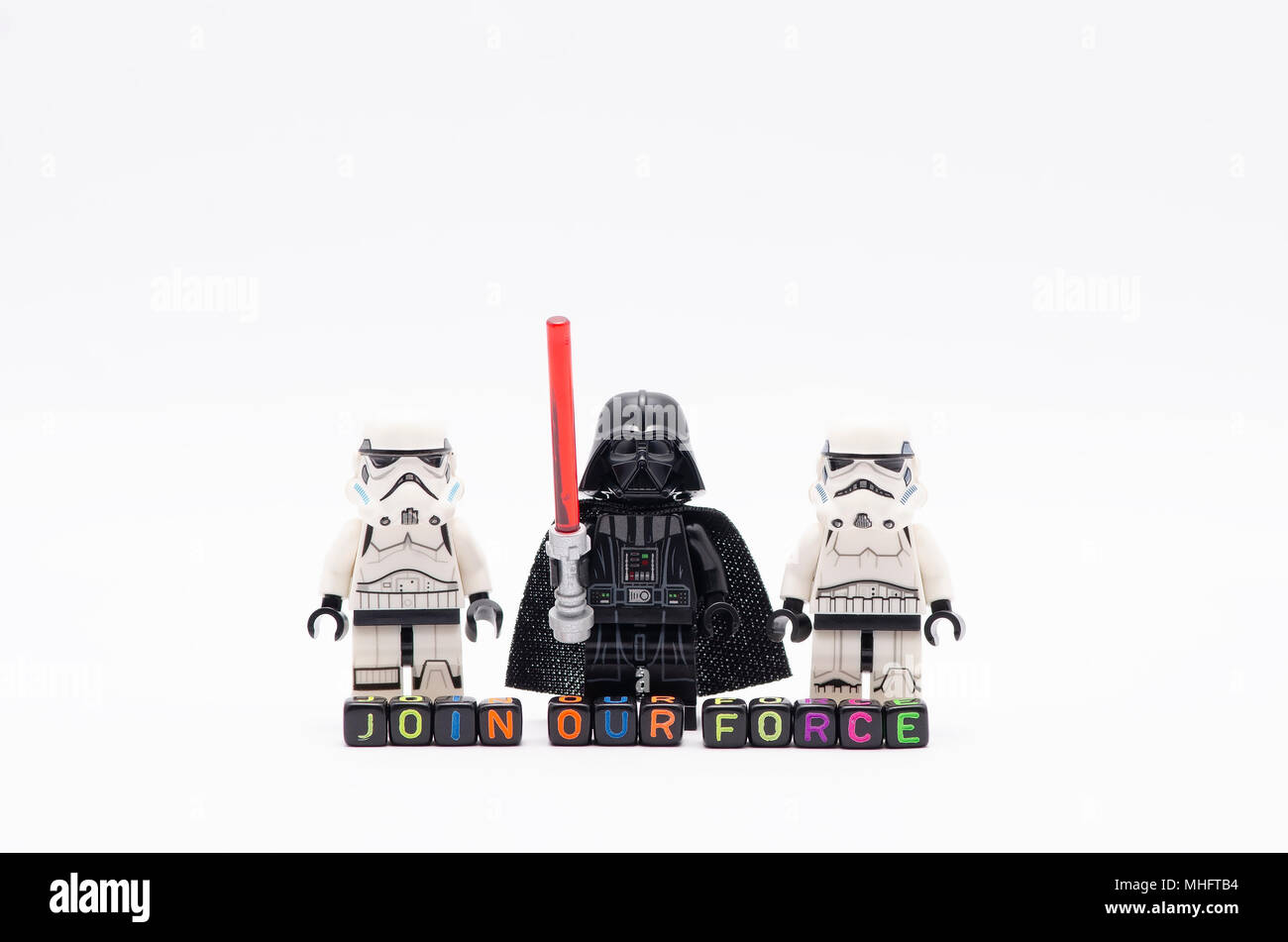 Lego Darth Vader con storm troopers con word Unisciti al nostro equipaggio. Lego minifigures sono fabbricati da Lego. Foto Stock