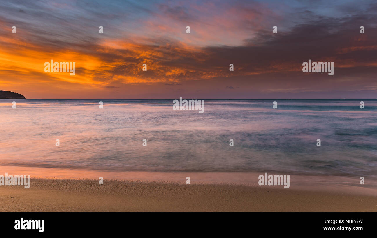 Morbido e lento Seascape - Catturare il sunrise da Killcare Beach sulla costa centrale, NSW, Australia. Foto Stock