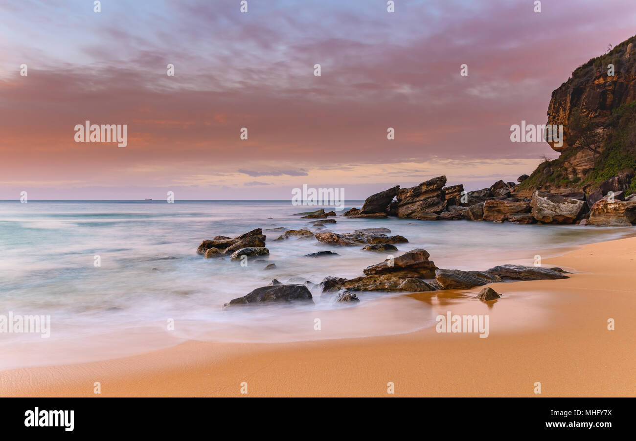 Morbido e Rocky Seascape - Catturare il sunrise da Killcare Beach sulla costa centrale, NSW, Australia. Foto Stock