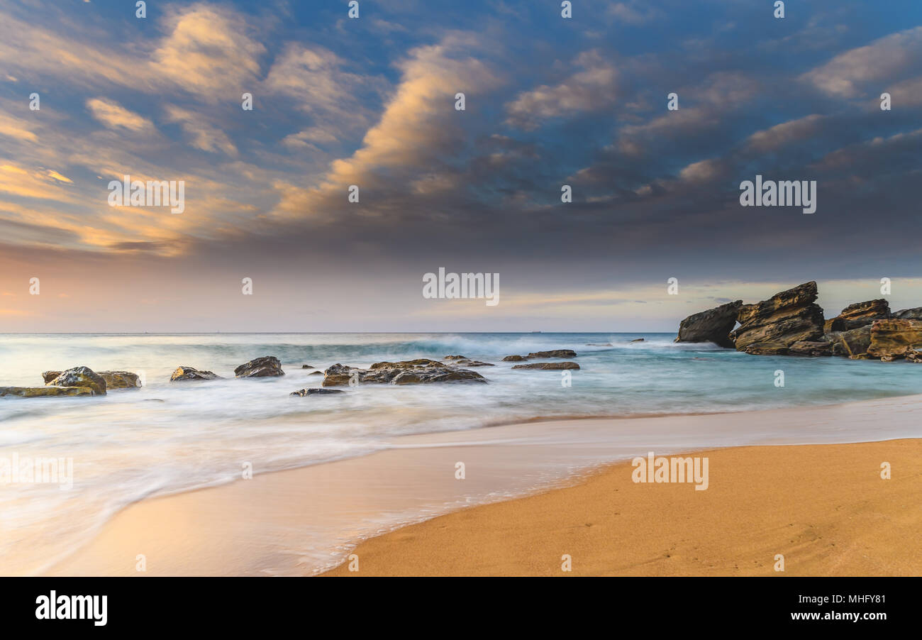 Rocky Seascape - Catturare il sunrise da Killcare Beach sulla costa centrale, NSW, Australia. Foto Stock