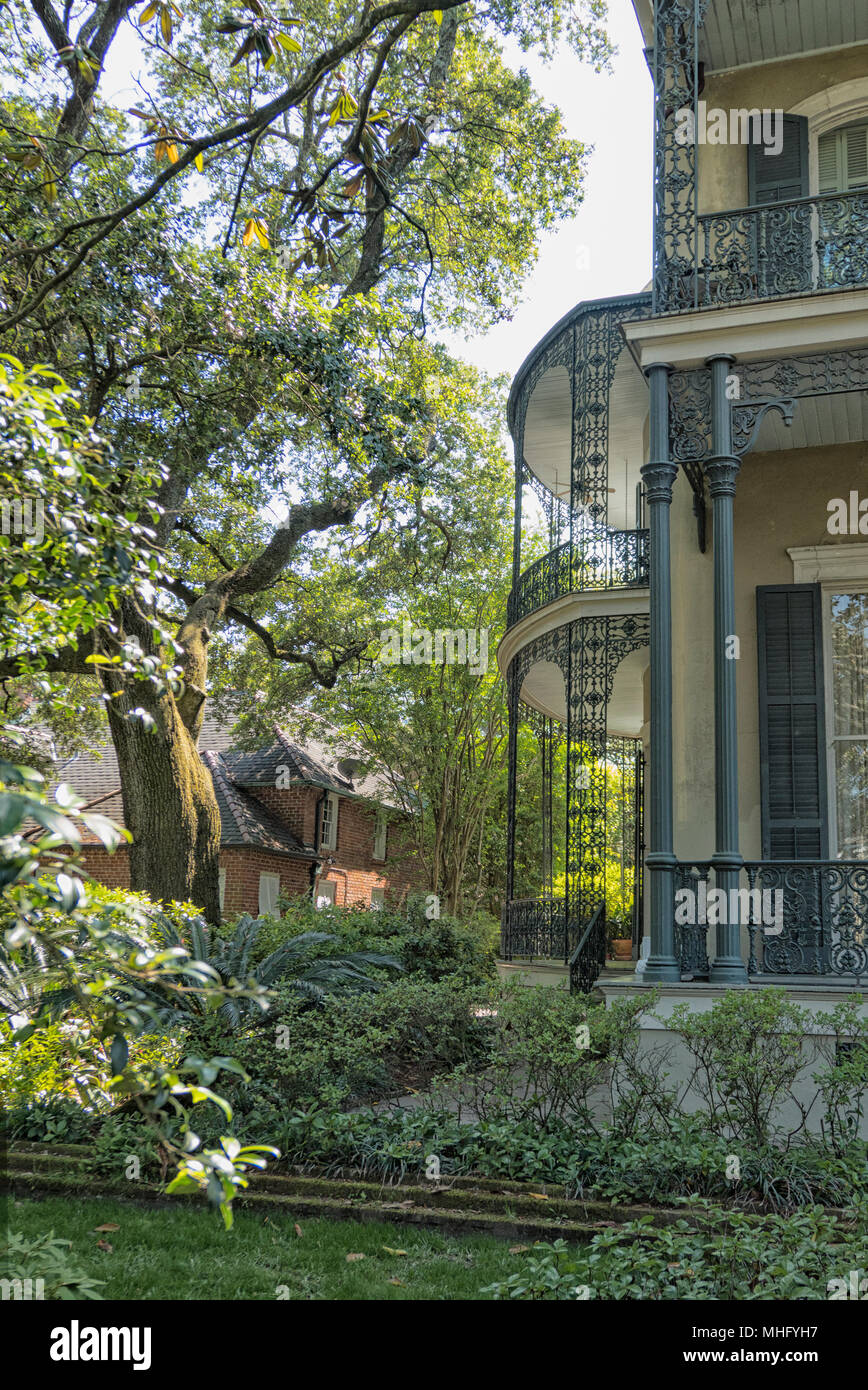 NEW ORLEANS, LA-aprile 25, 2018: Colonnello breve della Villa nel Garden District di New Orleans. Costruito nel 1859 Foto Stock