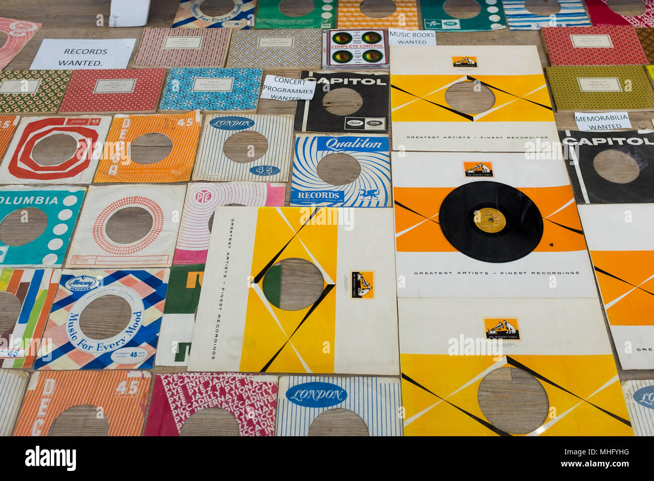 Registrare i manicotti in un negozio display nella cittadina rurale di Malvern in un n Italiano area di eccezionale bellezza Foto Stock