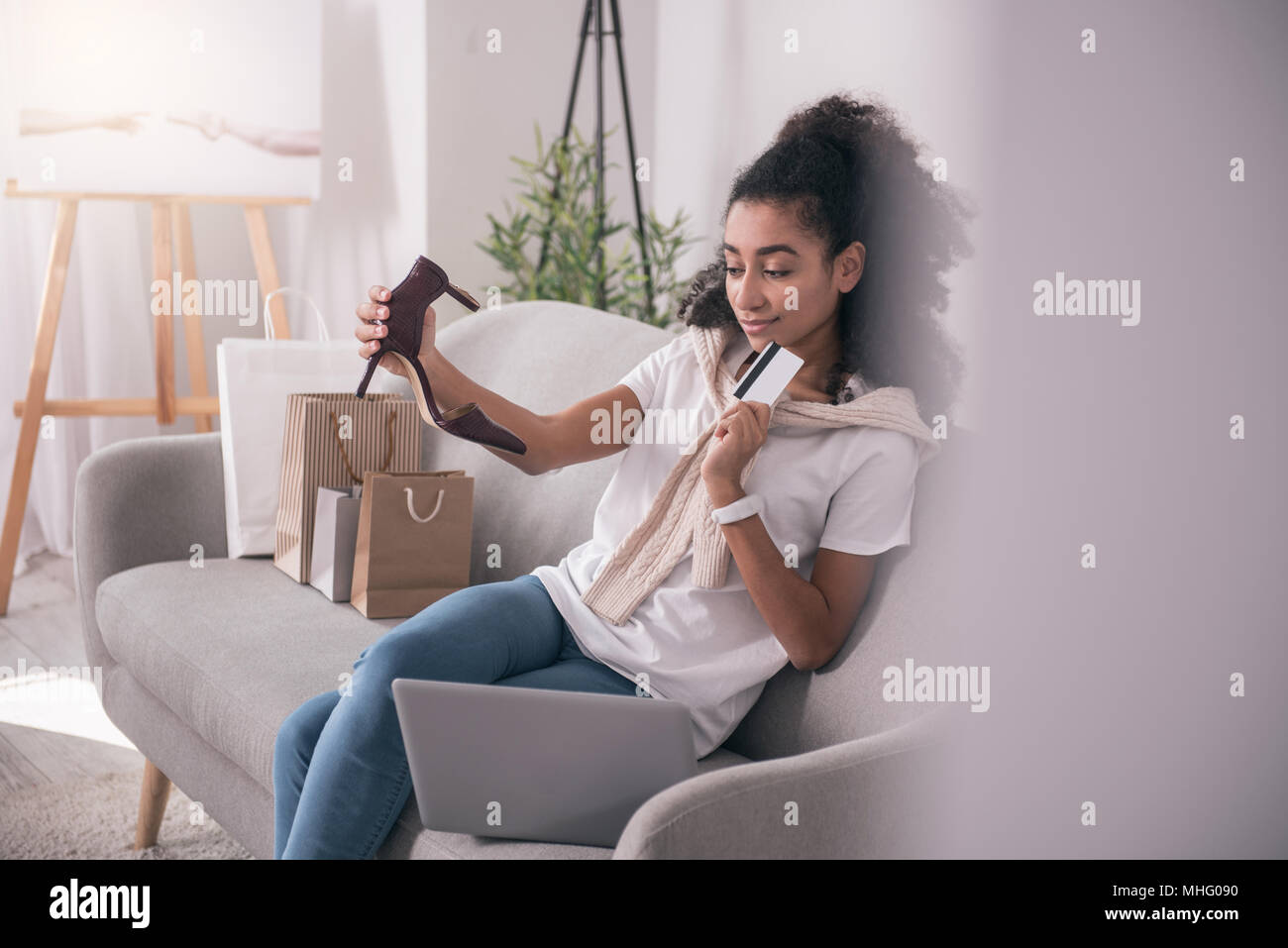 Felice bella donna acquistare scarpe Foto Stock