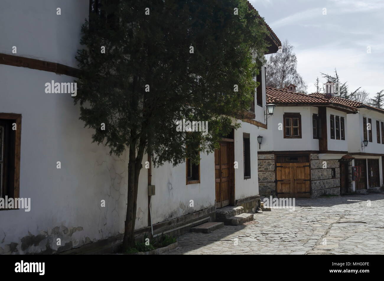 Antico quartiere residenziale con stretto vicolo e autentica architettura da annoso antichità Varosha, Blagoevgrad, Bulgaria Foto Stock