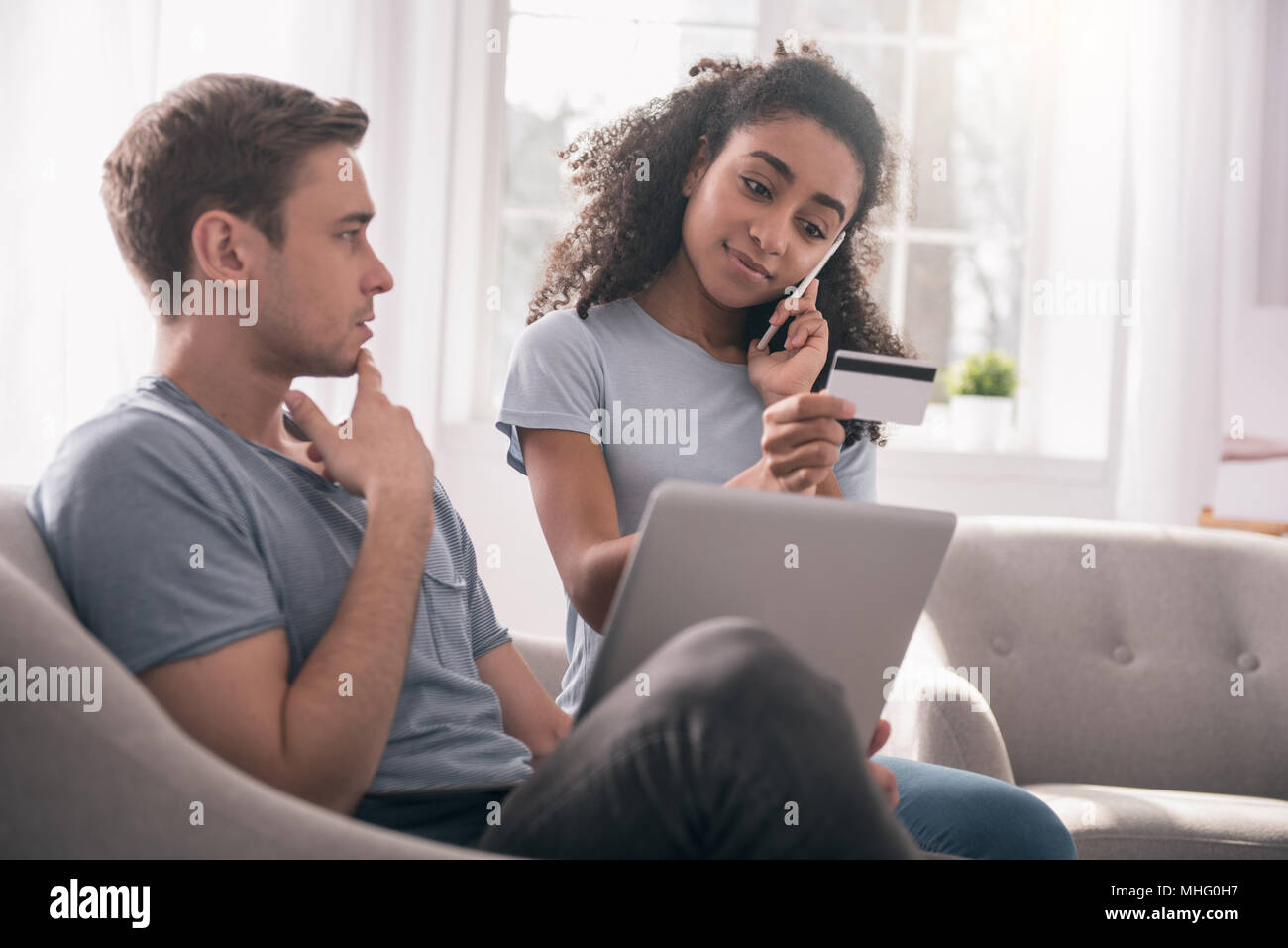 Positivo donna bella esecuzione di una chiamata Foto Stock