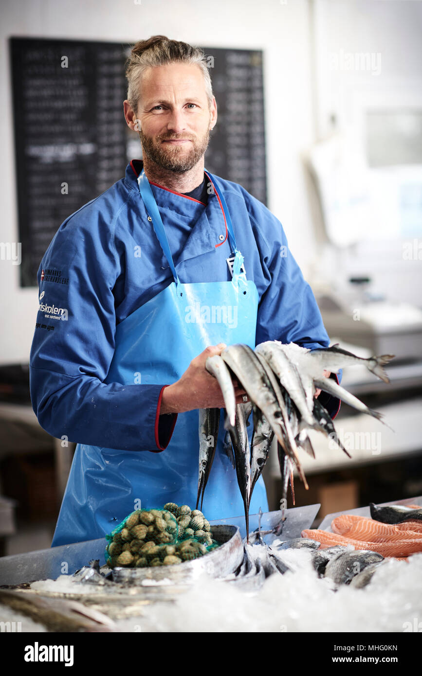 Pesce fresco in un fishshop. Foto Stock