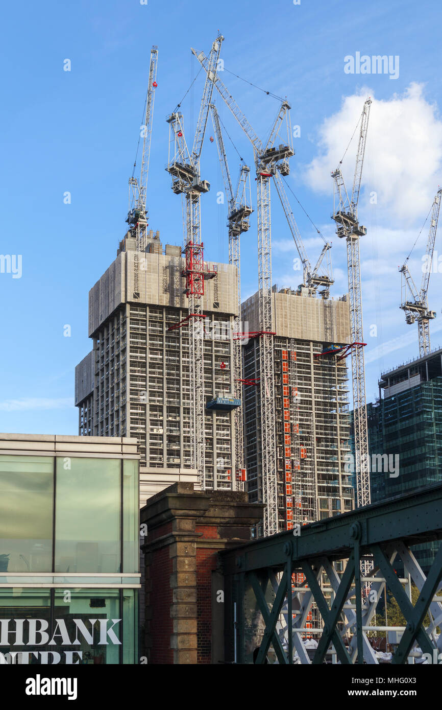 Nuova costruzione di immobili: gru a torre sul nuovo parzialmente completata Southbank collocare blocchi di appartamenti complesso residenziale lo sviluppo di Londra SE1 Foto Stock