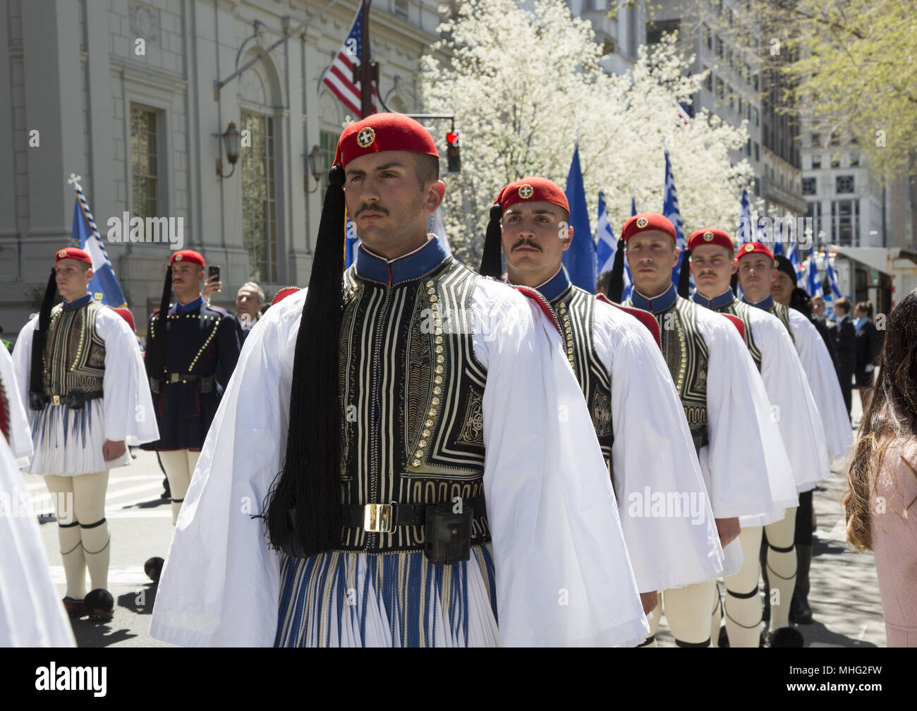 Indipendenza greca parata del giorno nella città di New York. Presidente greca della Guardia di marzo nella Parade fino 5a Avenue. Foto Stock