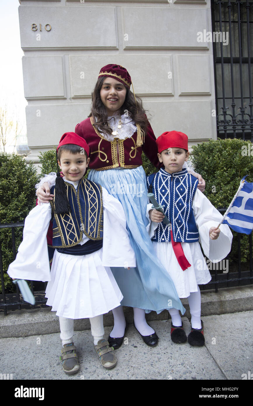 Abito tradizionale greco immagini e fotografie stock ad alta risoluzione -  Alamy