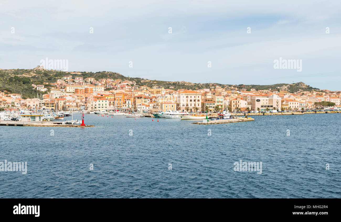 Skyline di La Maddalena villaggio nell'isola della Maddalena, Sardegna, Italia Foto Stock