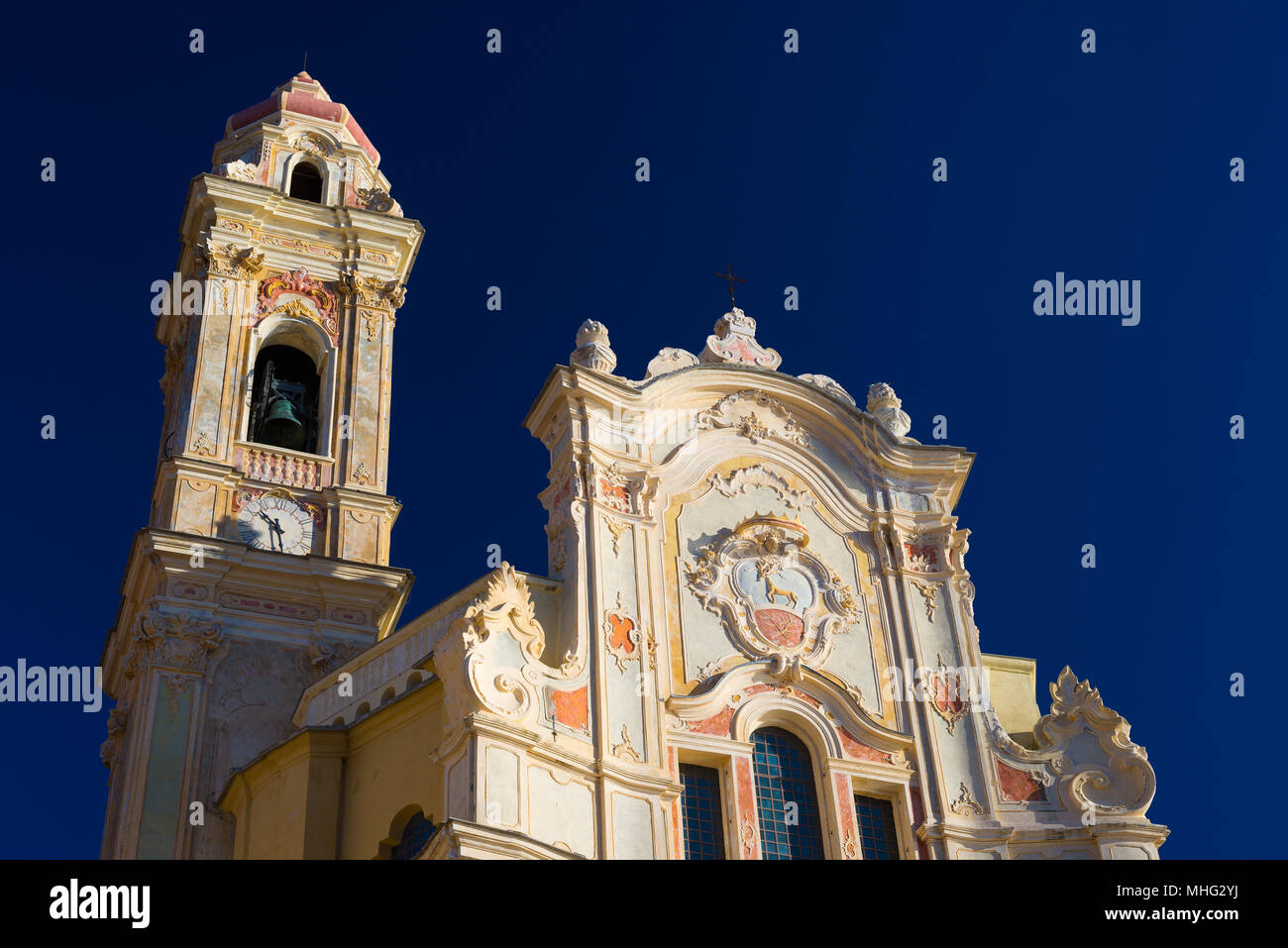 La città vecchia di Cervo, Liguria, Italia, con la bella chiesa barocca di San Giovanni Battista (San Giovanni Batista). Cielo blu chiaro, polarizzatore FEP Foto Stock