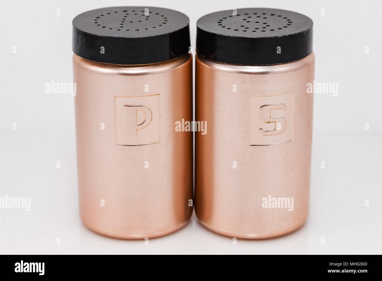 Oltre dimensionato in metallo con parte superiore in plastica Saliera e pepaiola impostato Foto Stock