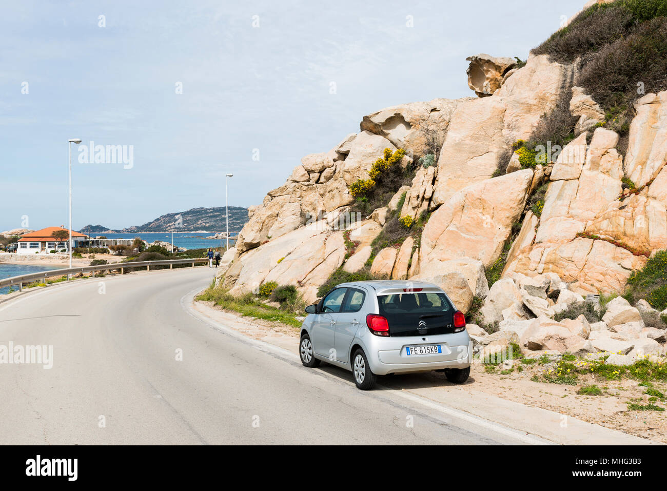 Macchina parcheggiata accanto alla strada a maddalena per osservare la natura bianco in giro per l'isola, l'isola è raggiungibile in traghetto da sardegna Foto Stock