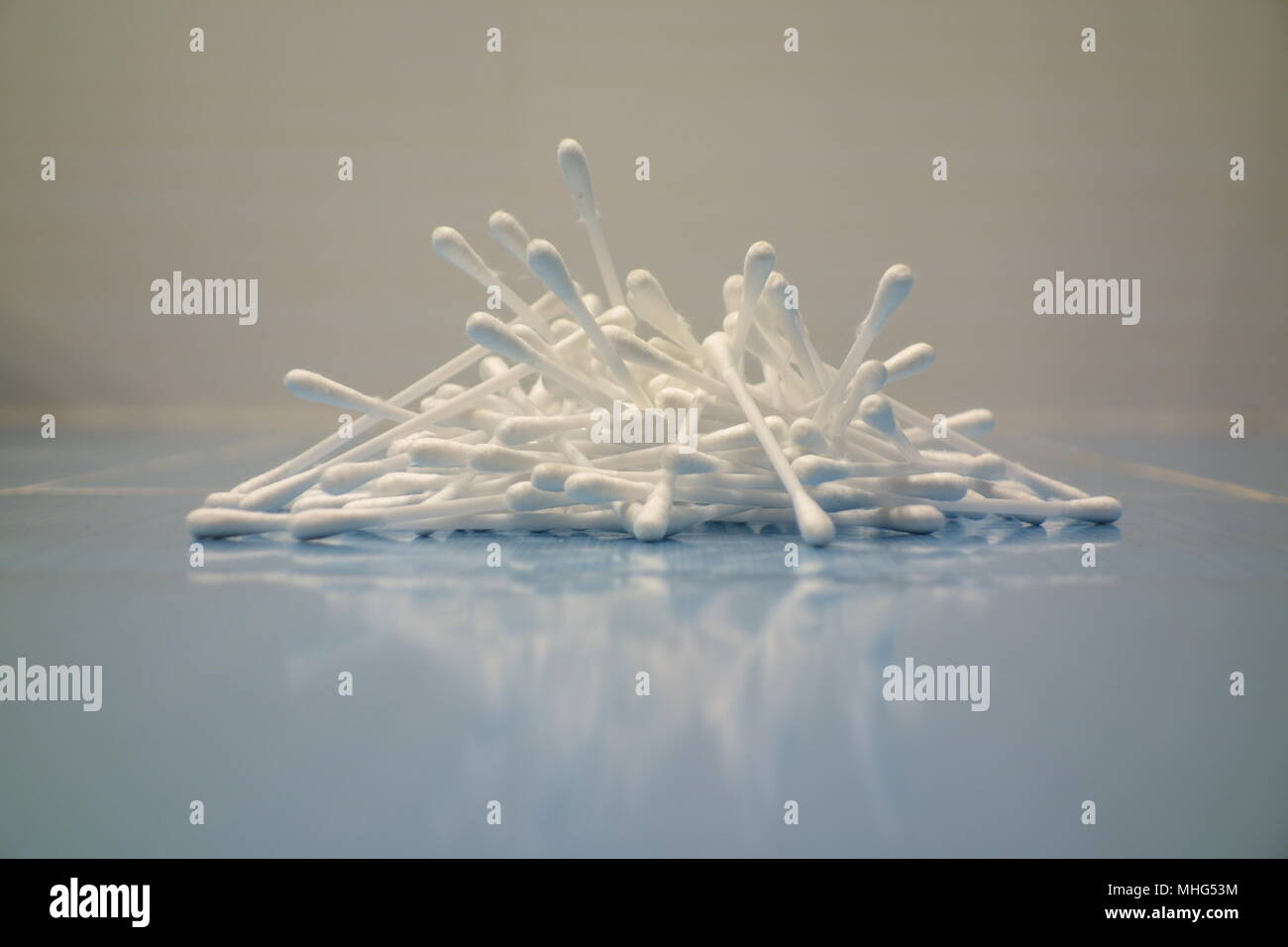 Pila di tamponi di cotone sul pavimento del bagno Foto Stock