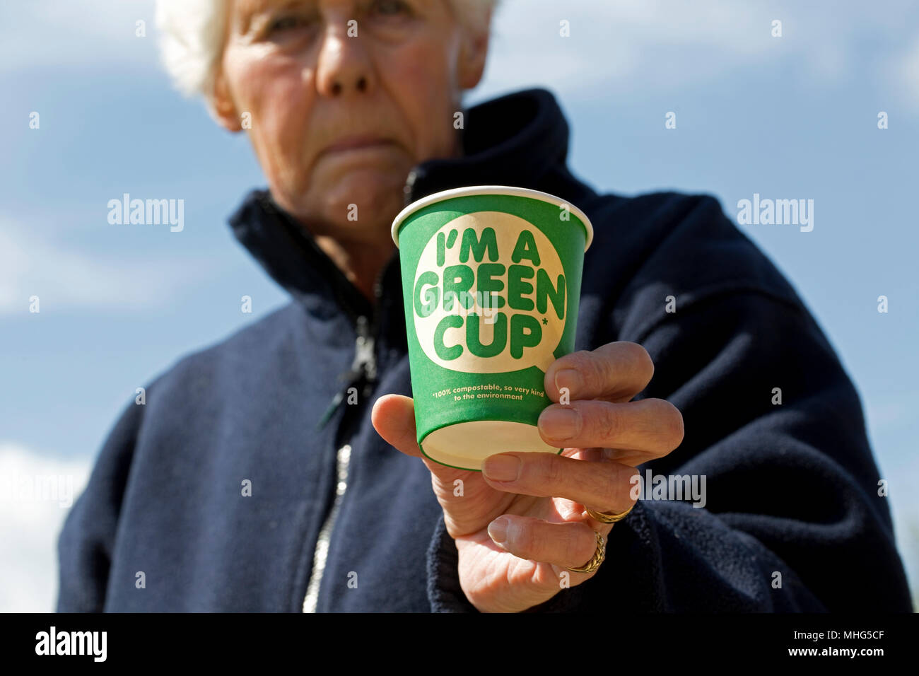 100% compostabile riciclabile verde tazze da caffè fatta con assenza di plastica REGNO UNITO Foto Stock