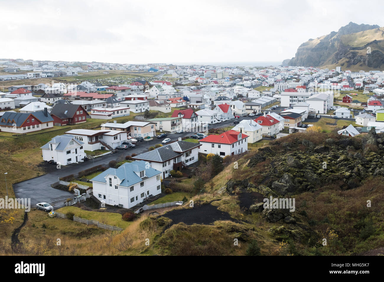 Case bianche con tetti colorati in Islanda città sulle isole Westman Foto Stock