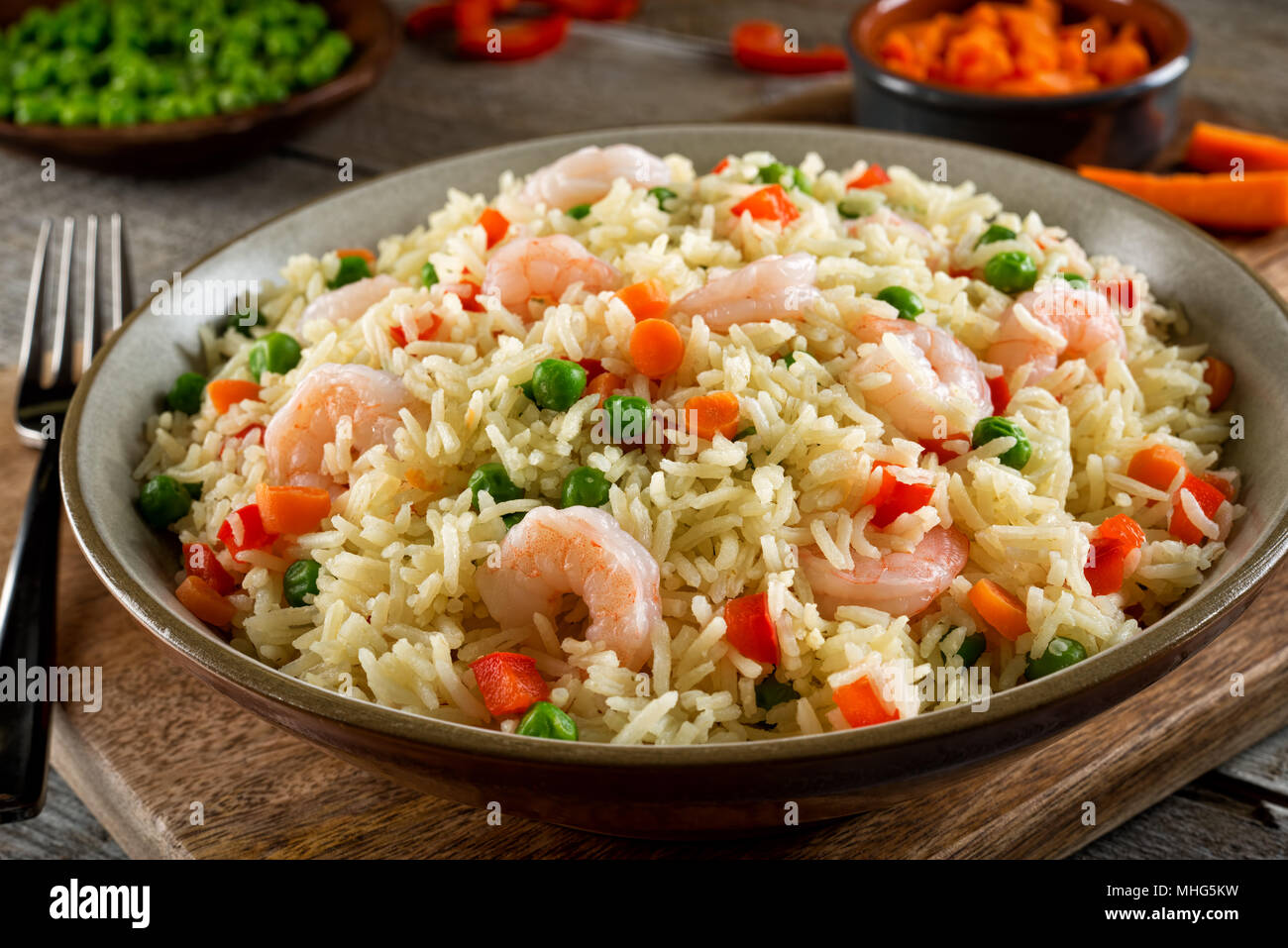 Gamberi deliziosi e vegatable riso pilaf con i piselli, carote e peperoni rossi. Foto Stock
