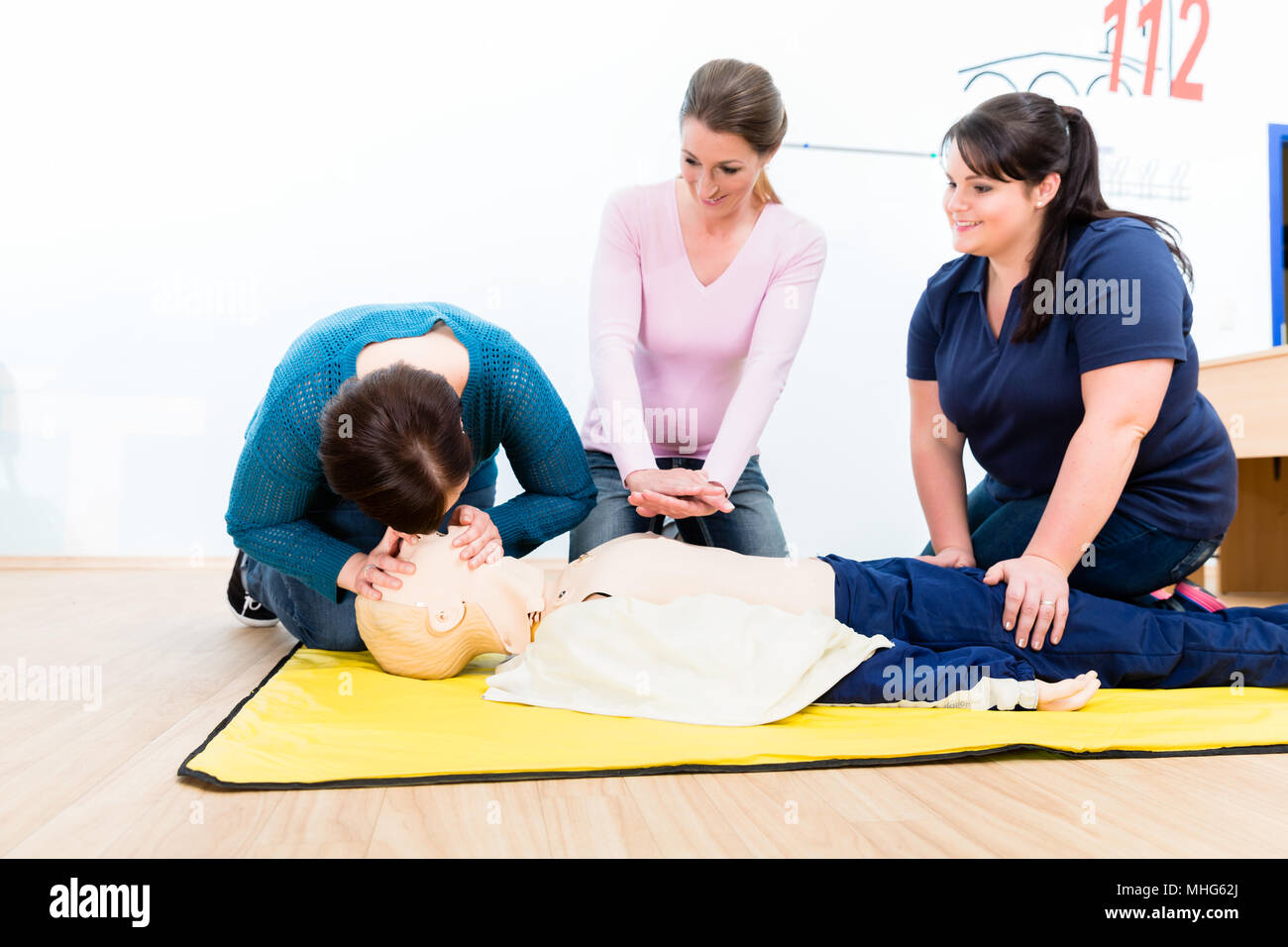 Il gruppo di donne nel corso di primo soccorso Foto Stock