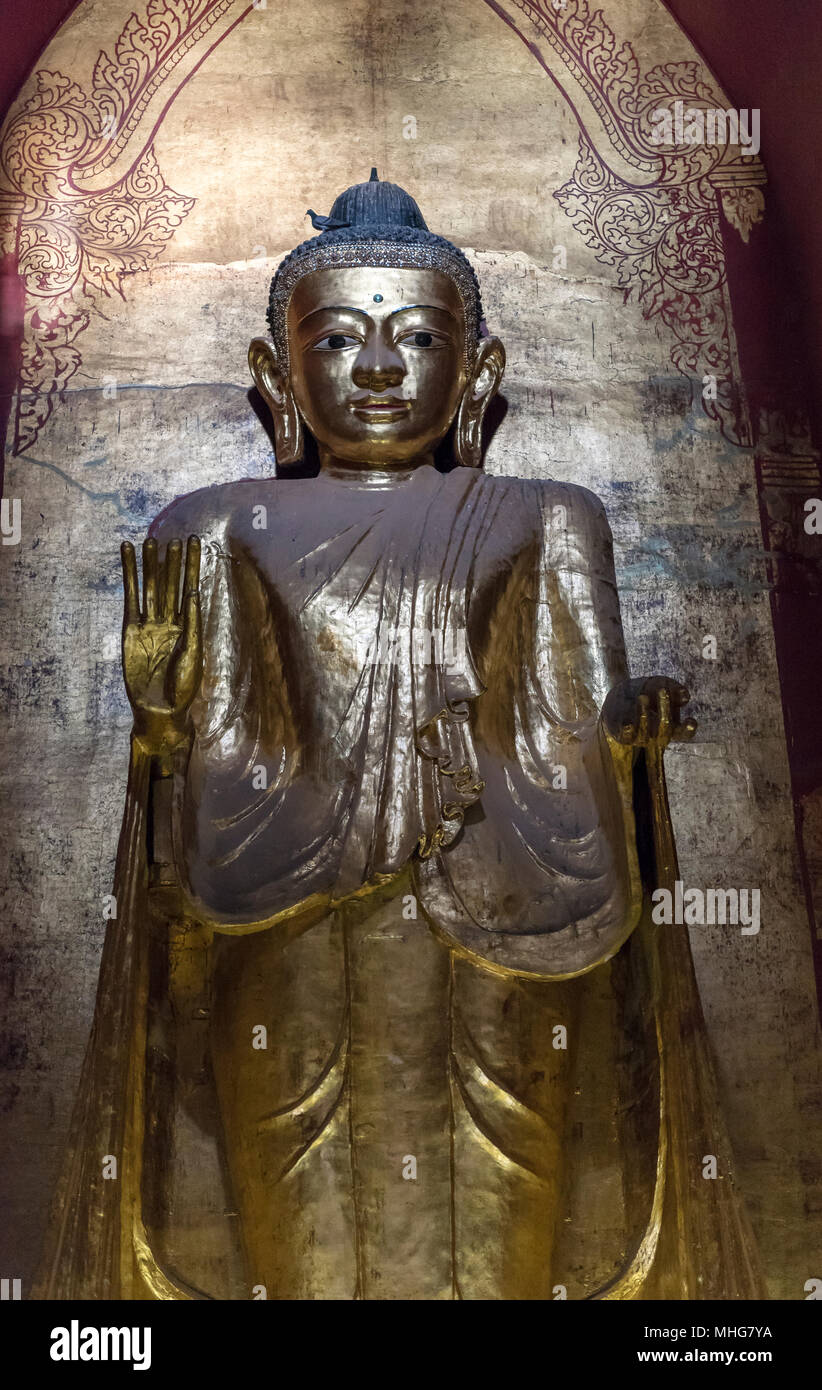 Statua del Buddha ad Ananda tempio, Bagan, Myanmar (Birmania) Foto Stock