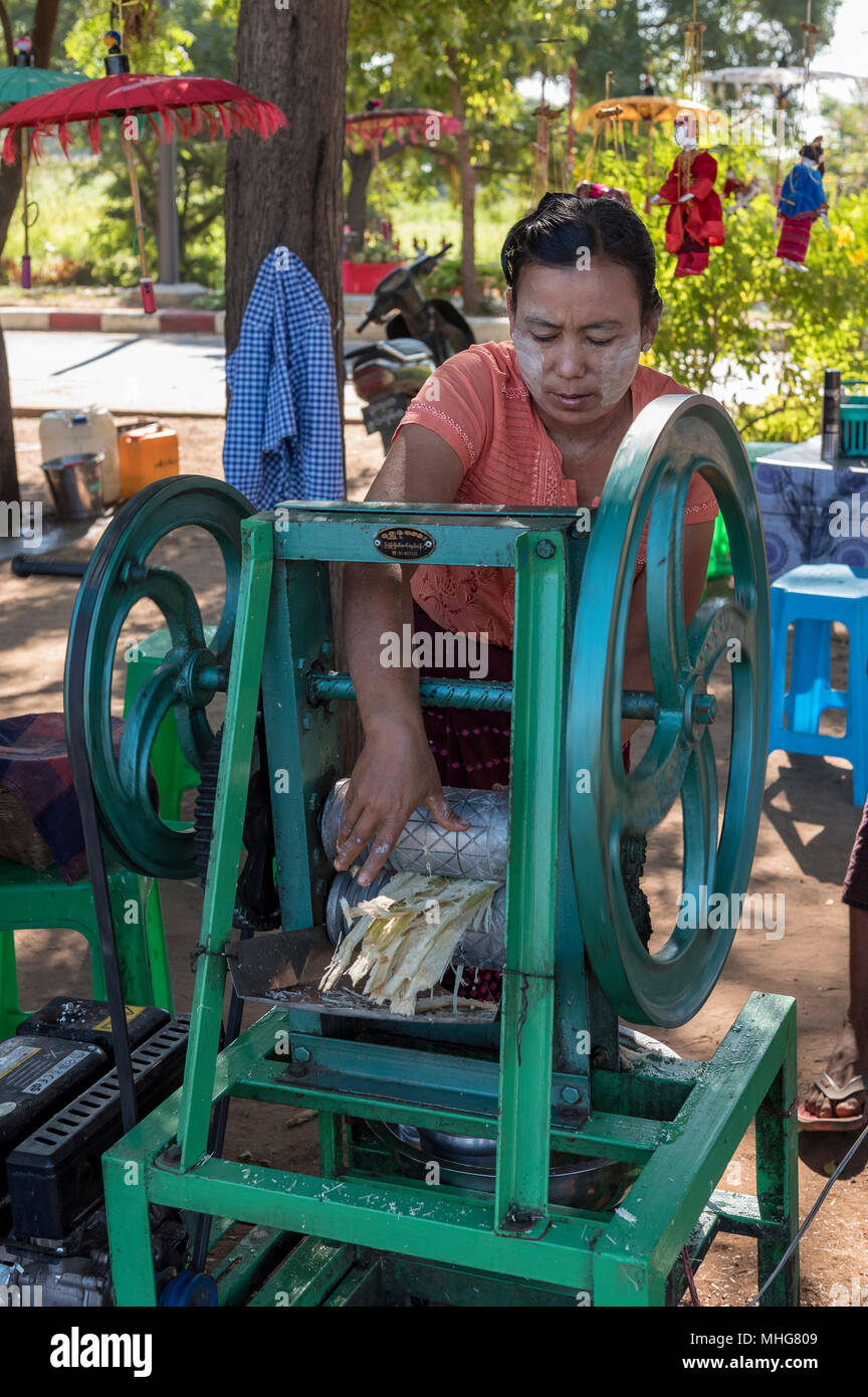 Venditore ambulante di zucchero succo di canna con la macchina, Bagan, Myanmar (Birmania) Foto Stock