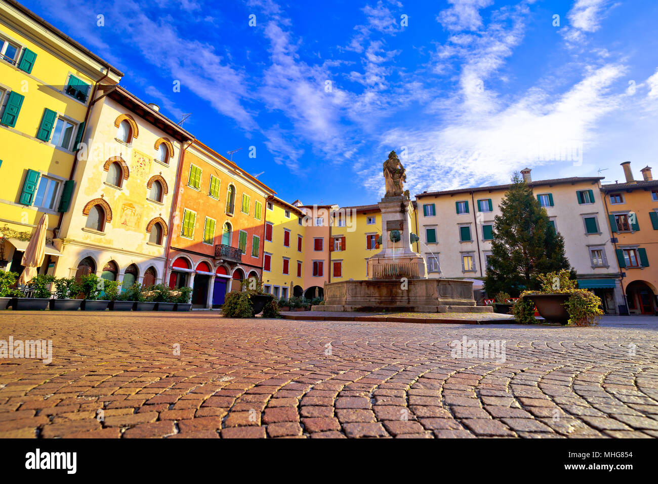 Città di Cividale del Friuli colorato piazza italiana vista, Regione Friuli Venezia Giulia di Italia Foto Stock