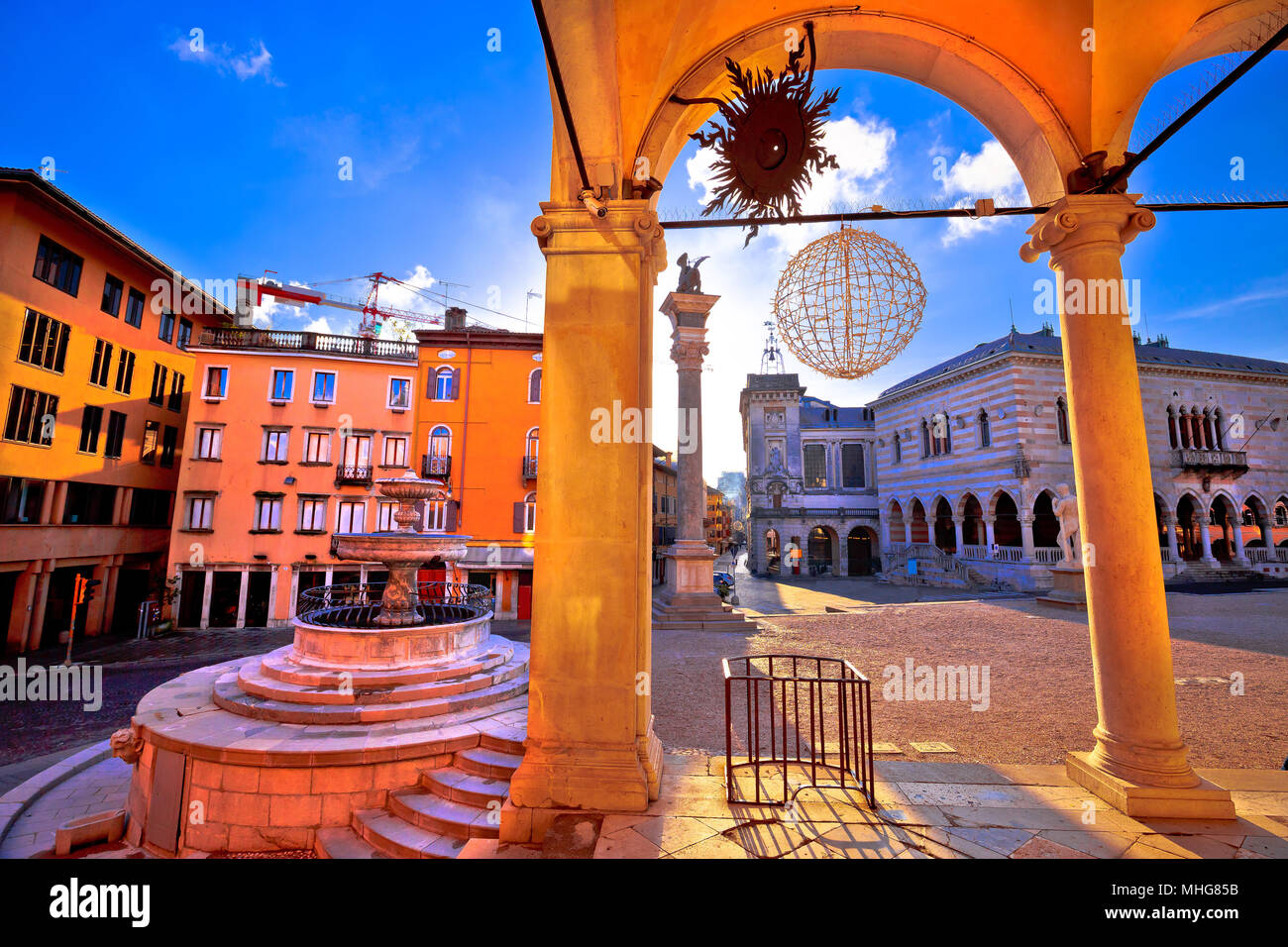 Antica piazza italiana archi e architettura nella città di Udine, regione Friuli Venezia Giulia di Italia Foto Stock