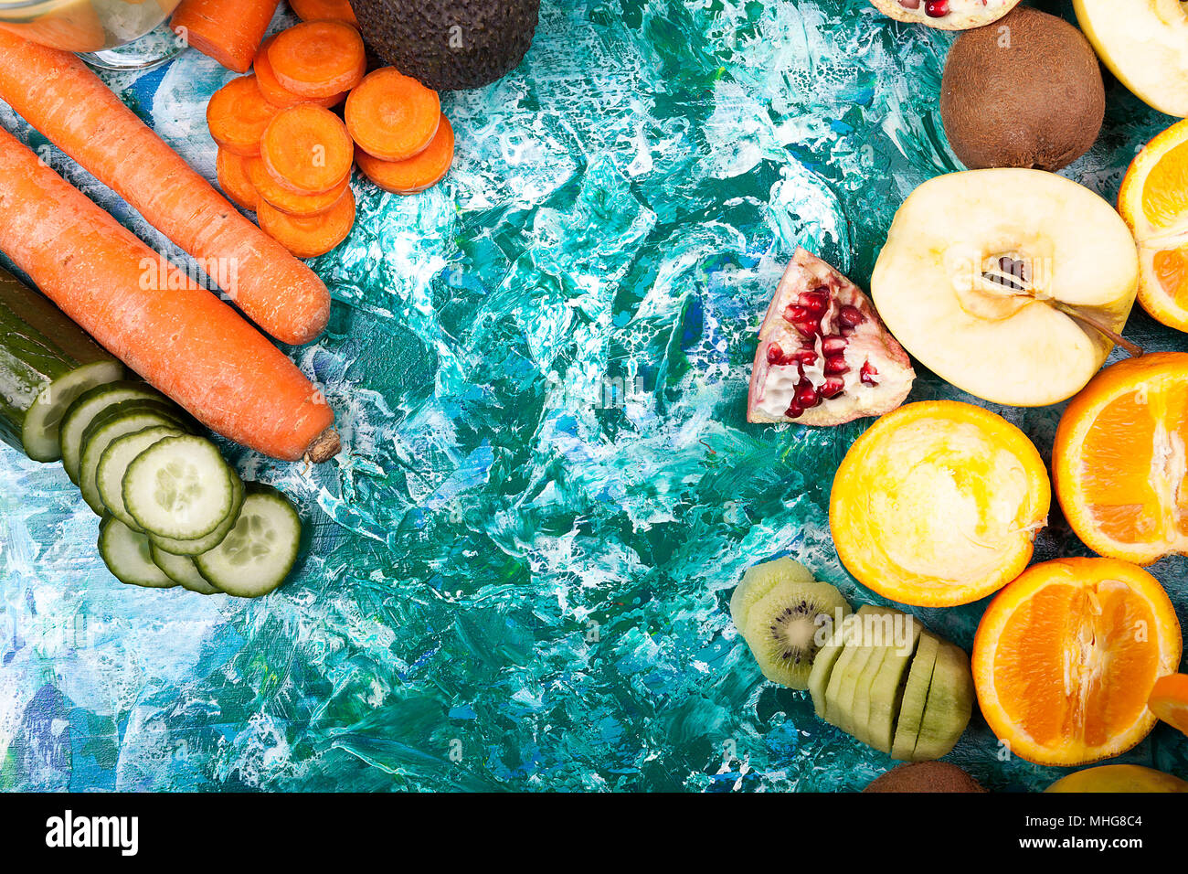 Vista dall'alto di frutta e verdura e succhi detox Foto Stock