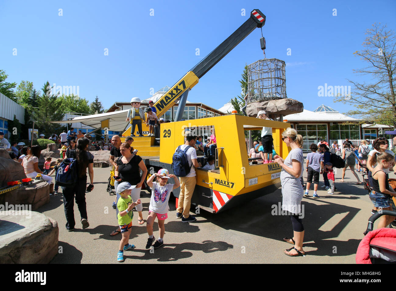 Zirndorf, Germania - 29 Aprile 2018: un over-dimensionale di Playmobil lavoratore edile sorge su una gru in Playmobil Funpark in Zirndorf. Il Foto Stock