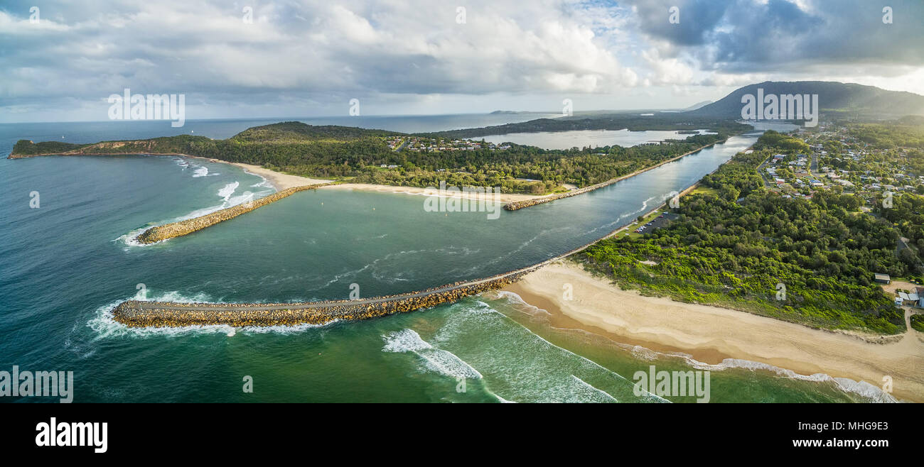 Panoramica aerea di splendida insenatura e della costa. Camden Haven ingresso, NSW, Australia Foto Stock