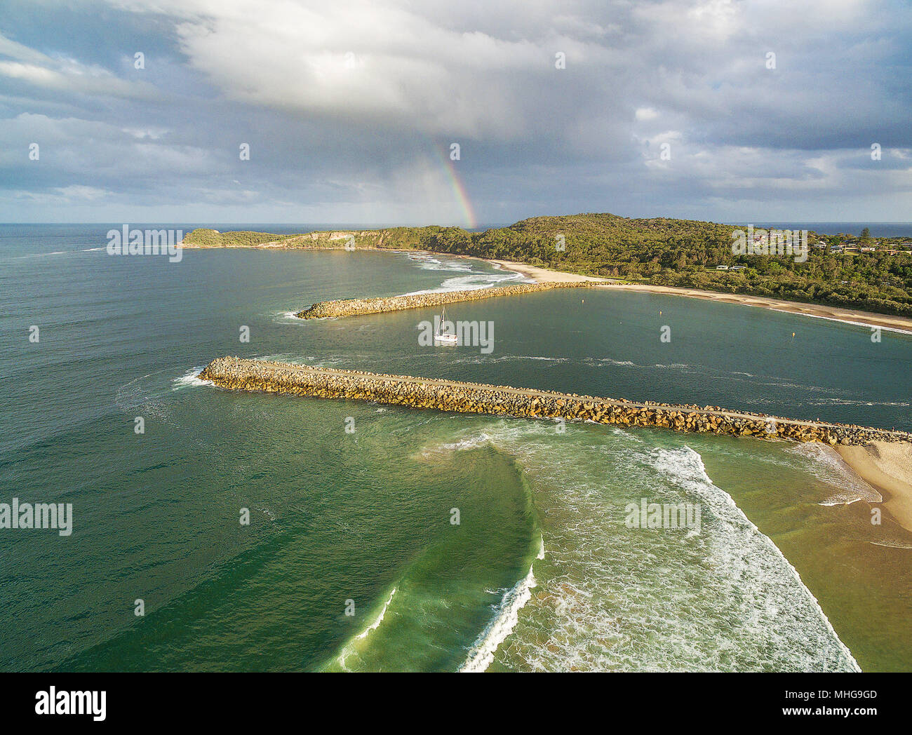 Vista aerea della barca vicino oceano costa e bellissimo arcobaleno al tramonto Foto Stock