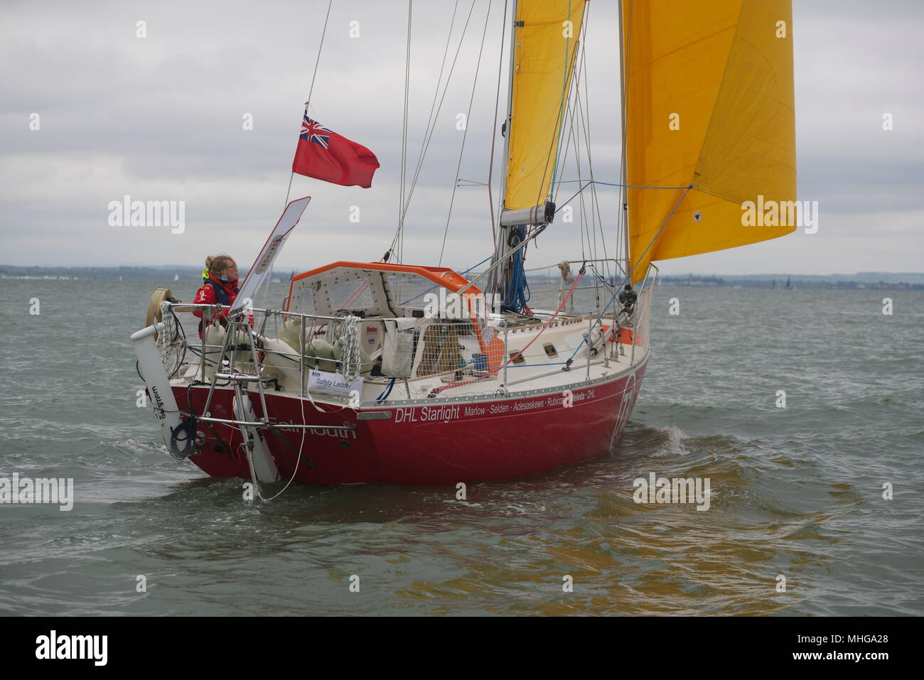 Susie Goodall vela sul suo yacht DHL Starlight sul Solent, prima di barca a vela in tutto il mondo il lavoro nel Golden Globe Race 2018. Foto Stock