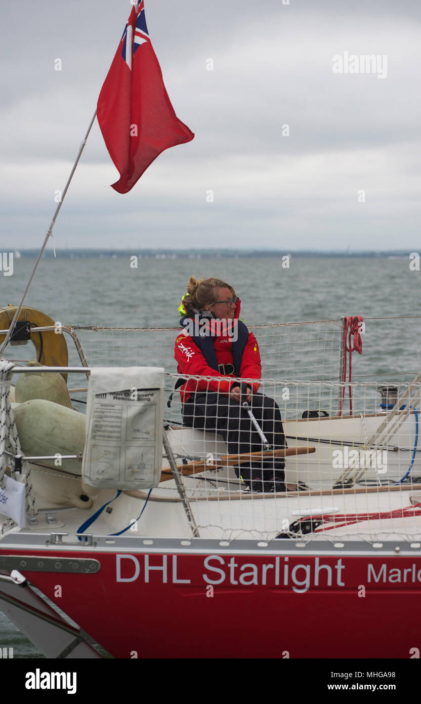 Susie Goodall vela sul suo yacht DHL Starlight sul Solent, prima di barca a vela in tutto il mondo il lavoro nel Golden Globe Race 2018. Foto Stock