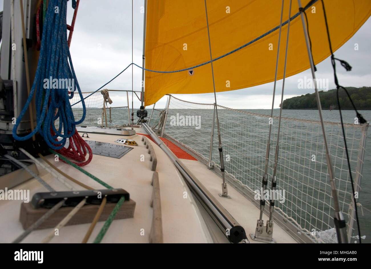 Susie Goodall vela sul suo yacht DHL Starlight sul Solent, prima di barca a vela in tutto il mondo il lavoro nel Golden Globe Race 2018. Foto Stock