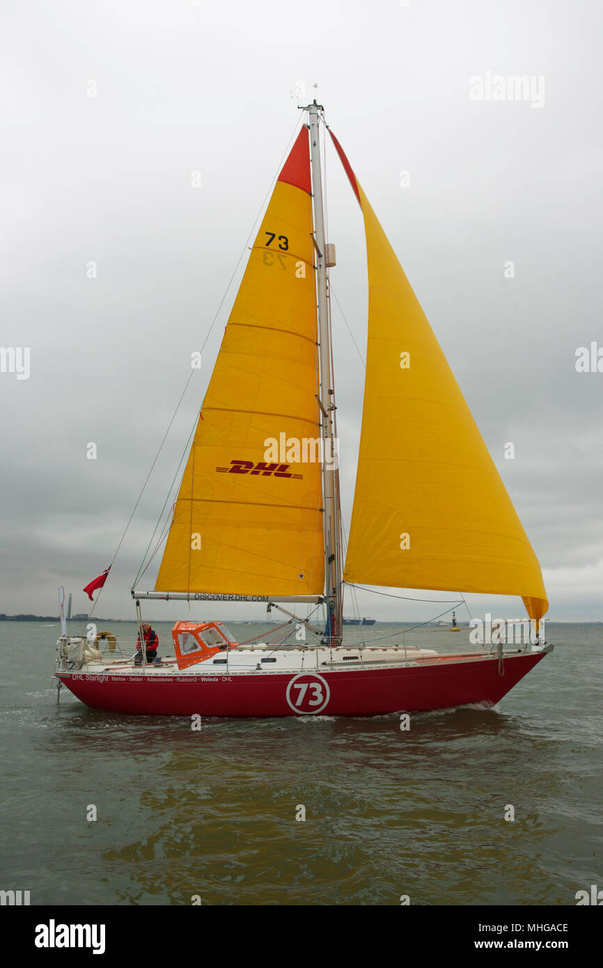 Susie Goodall vela sul suo yacht DHL Starlight sul Solent, prima di barca a vela in tutto il mondo il lavoro nel Golden Globe Race 2018. Foto Stock