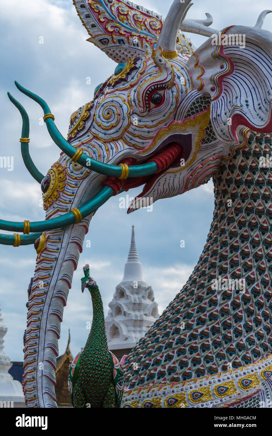 Letteratura thailandese scultura animale decorata in Gran Tempio Azzurro (Wat Ban Den) bellissimo tempio, meta di viaggio a Chiangmai, Thailandia Foto Stock