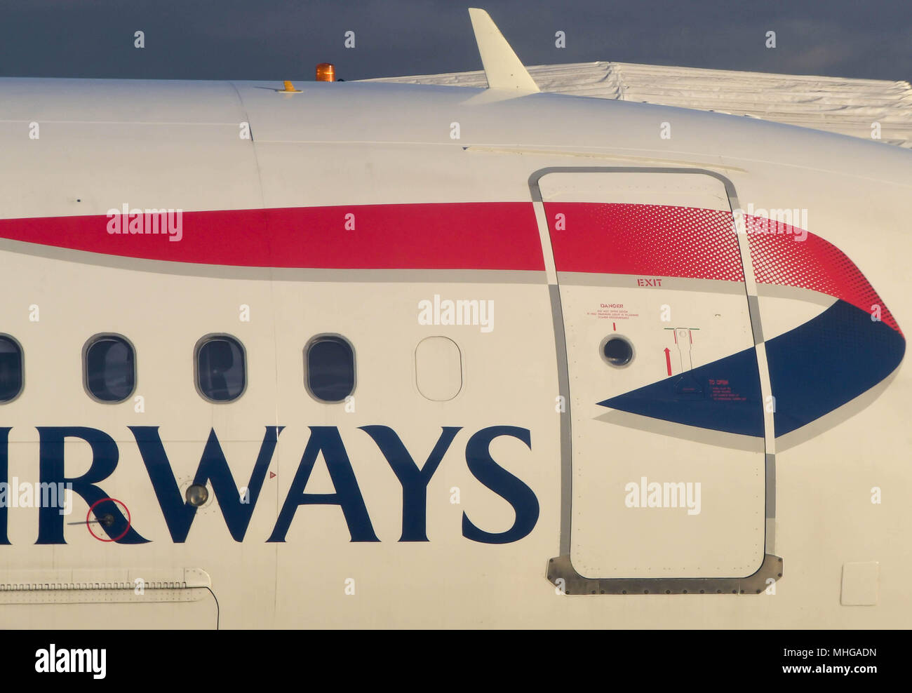 Chiusura del British Airways logo su un Airbus a getto di passeggeri all'Aeroporto di Londra Heathrow Foto Stock