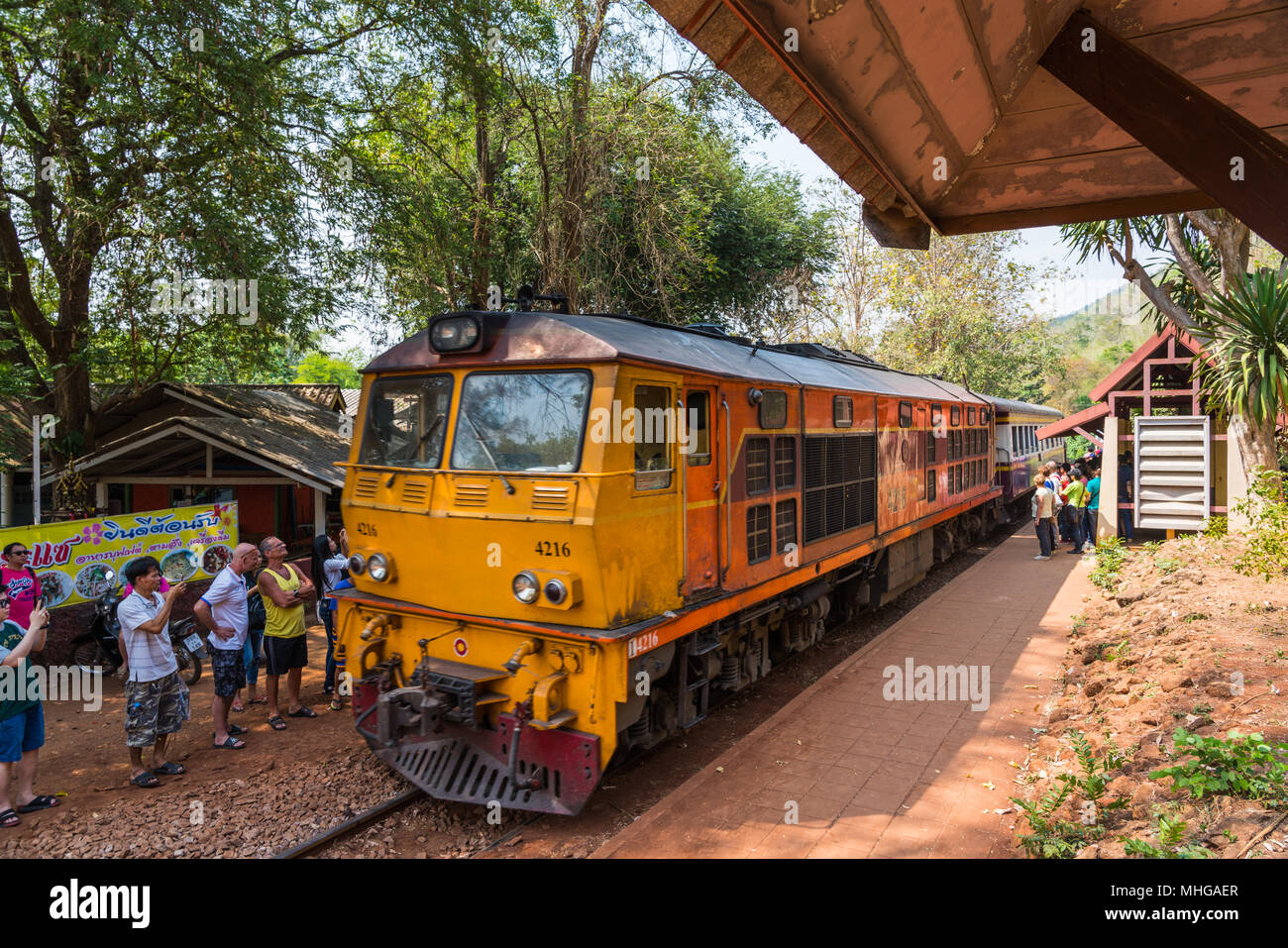 Kanchanaburi, Thailandia - Febbraio, 18, 2018: passeggeri alla stazione ferroviaria in attesa di arrivare vintage motore diesel treno Kanchaburi, Thailandia Foto Stock