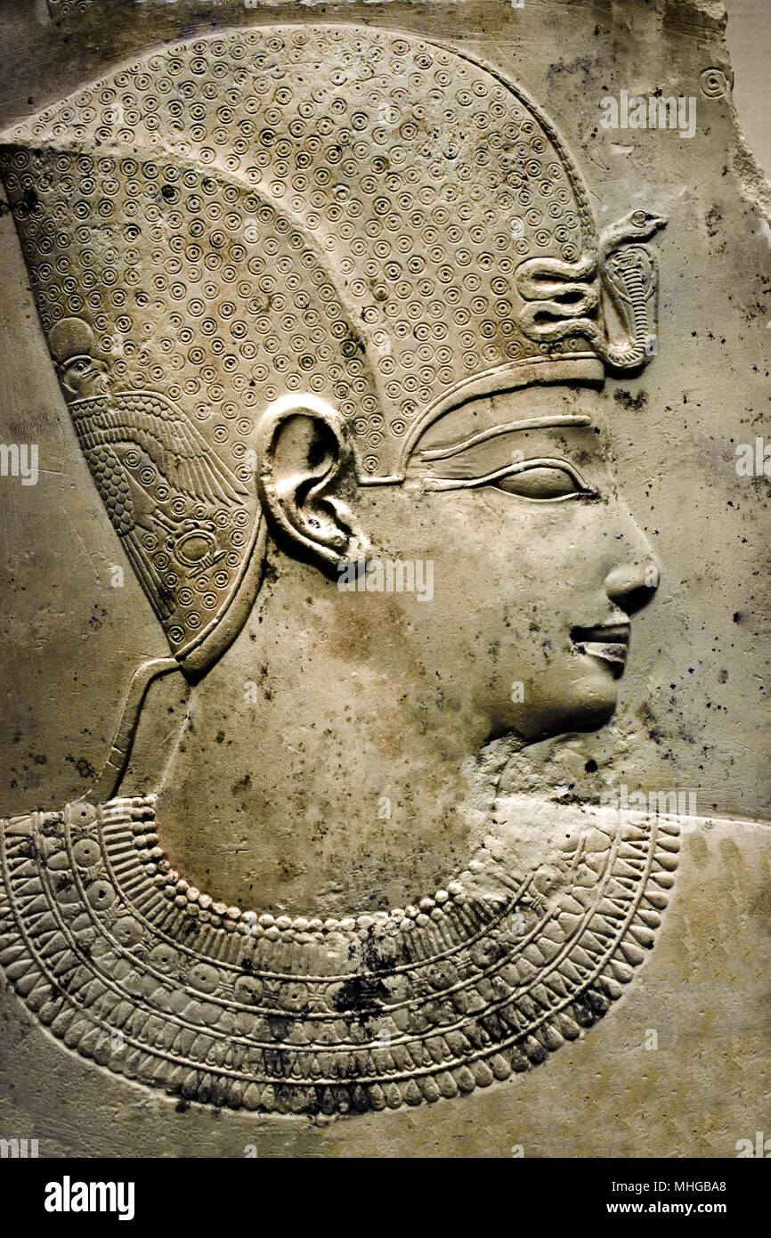 Basso rilievo di un faraone ( Greco Periodo romano ) 300-250 A.C. calcare Fine Foto Stock