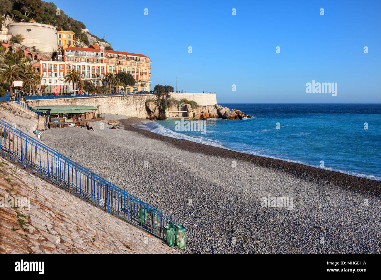 La città di Nizza in Francia, spiaggia sulla Costa Azzurra (Cote d'Azur) al Mare Mediterraneo Foto Stock