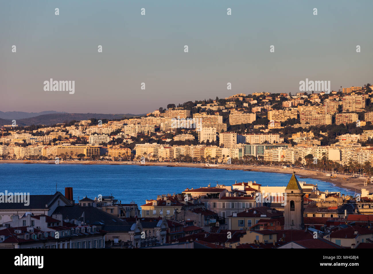 Bella città di sunrise in Francia Riviera Francese (Cote d'Azur) cityscape di Baia Mare. Foto Stock