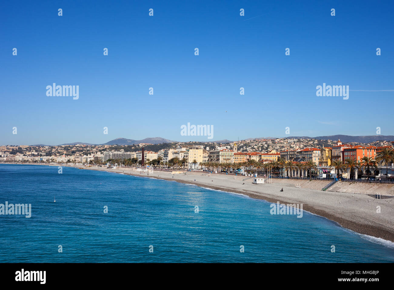 La città di Nizza in Francia, skyline con la spiaggia e il mare a Costa Azzurra (Cote d'Azur). Foto Stock