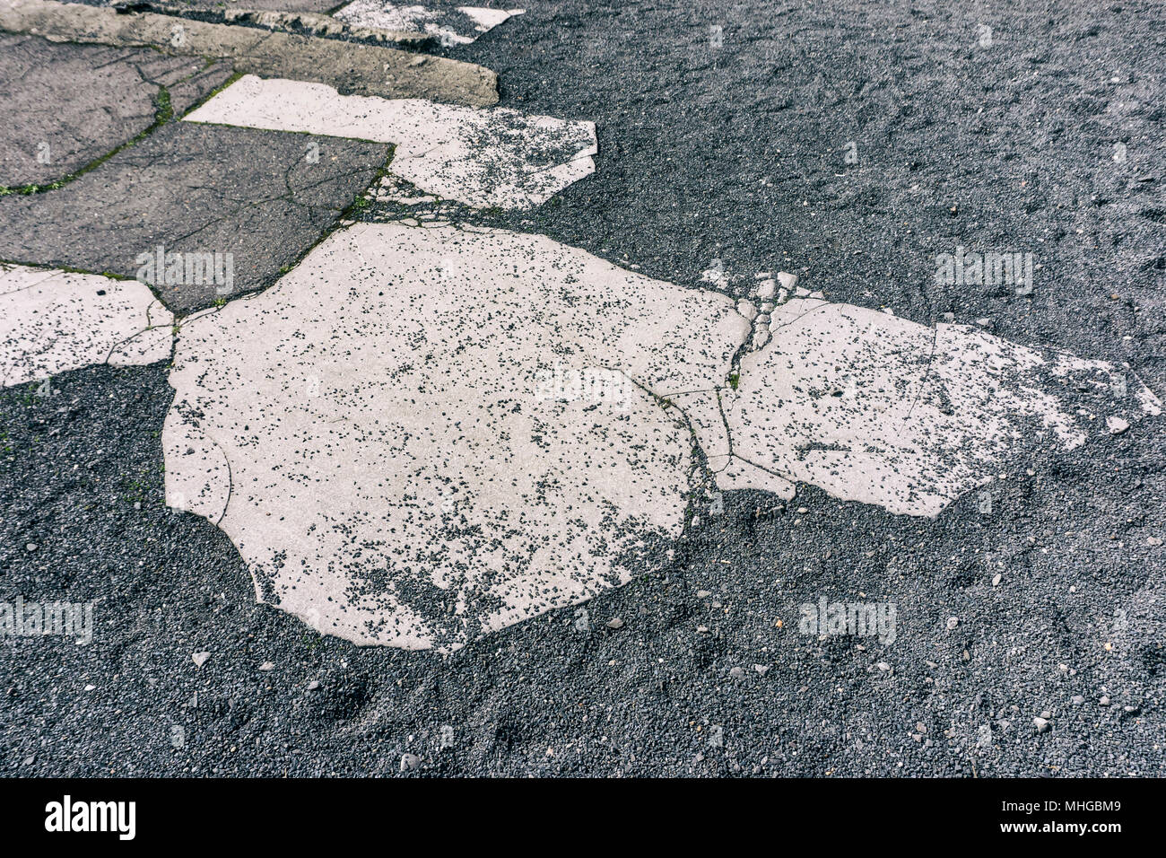 Patch di cemento sul sentiero di ghiaia Foto Stock