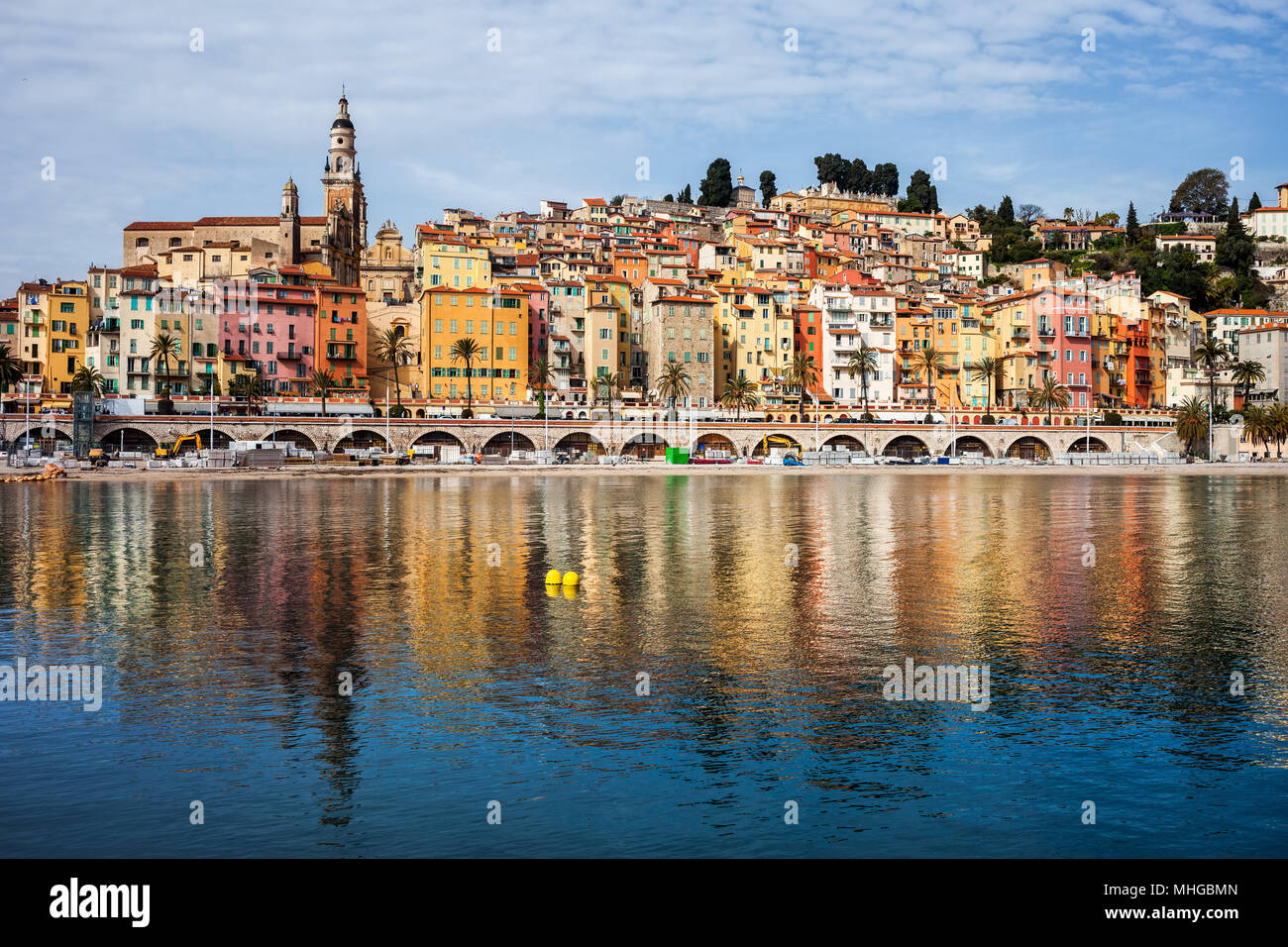 Menton pittoresca città vecchia sulla Riviera Francese in Francia, acqua riflessione nel Mare Mediterraneo Foto Stock