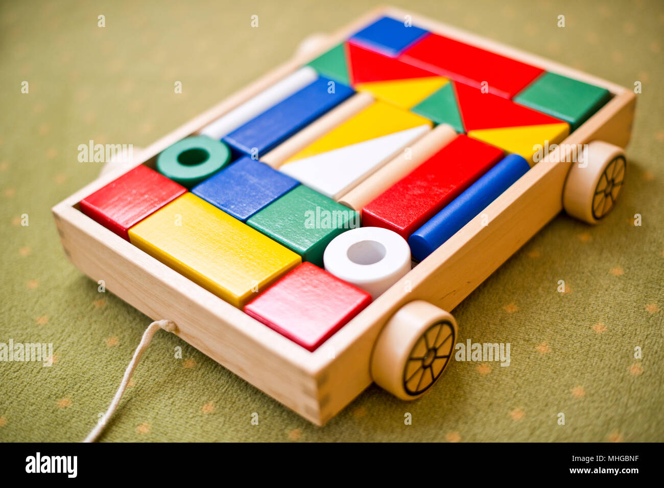 Un giocattolo di legno per un bambino, una macchina giocattolo con blocchi di legno per bambini. Foto Stock
